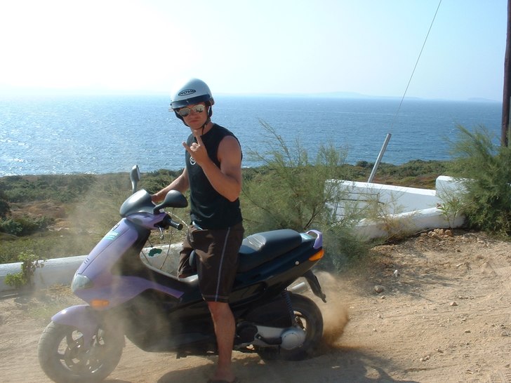 Såhär behandlar man en hyr-moped.. Foto: Emma Johansson. Åkare: Rickard Ljunggren.