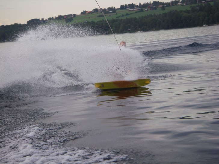 Therese kör Wakeboard . Foto: Matthias Bergsmo. Åkare: Therese Bergsmo.
