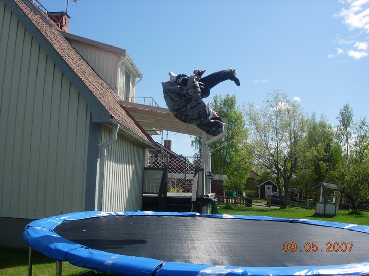 jag gör en backflip med en konstig grej?:.......9. Foto: eric whalstromm. Åkare: andy danielsson.