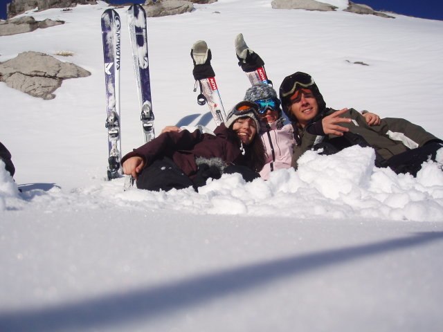 Vila med lite kall öl och smörgås är aldrig fe. Åkare: Anna Kajander,Sophie Grönlund och David Hammarberg.