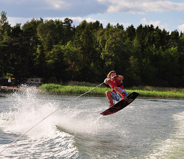 Denna åkare är ganska ny på wakeboard och såle. Foto: Daniel Skilberg.