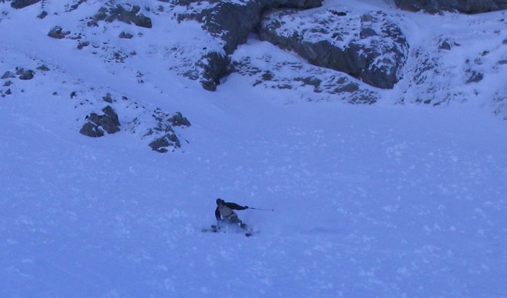 SKIDAN LOSSNAR I HÖG FART I KLIMPIG SKARE . Foto: Kristian Mäki. Åkare: Johan Ström.