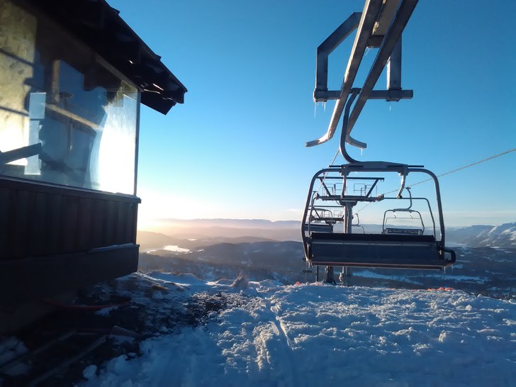 Vi har sol og blå himmel
Der er nypreparert forho.