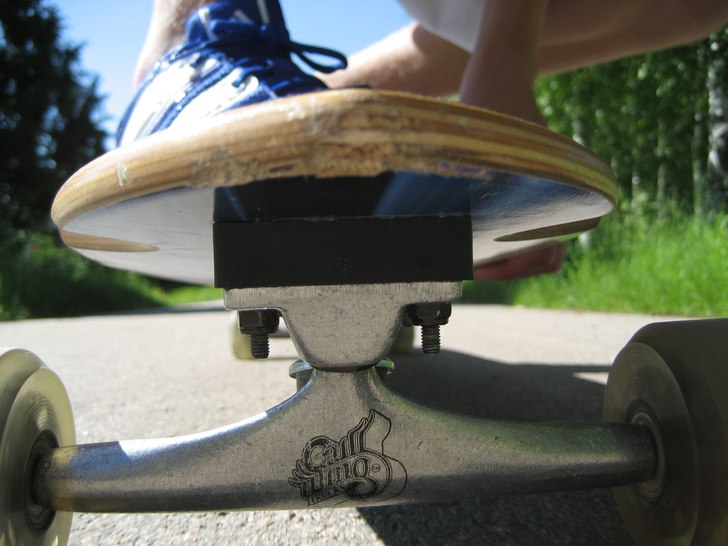 skönt med longboard, men otäckt att luta sig fra. Foto: marcus wadsten. Åkare: marcus wadsten.