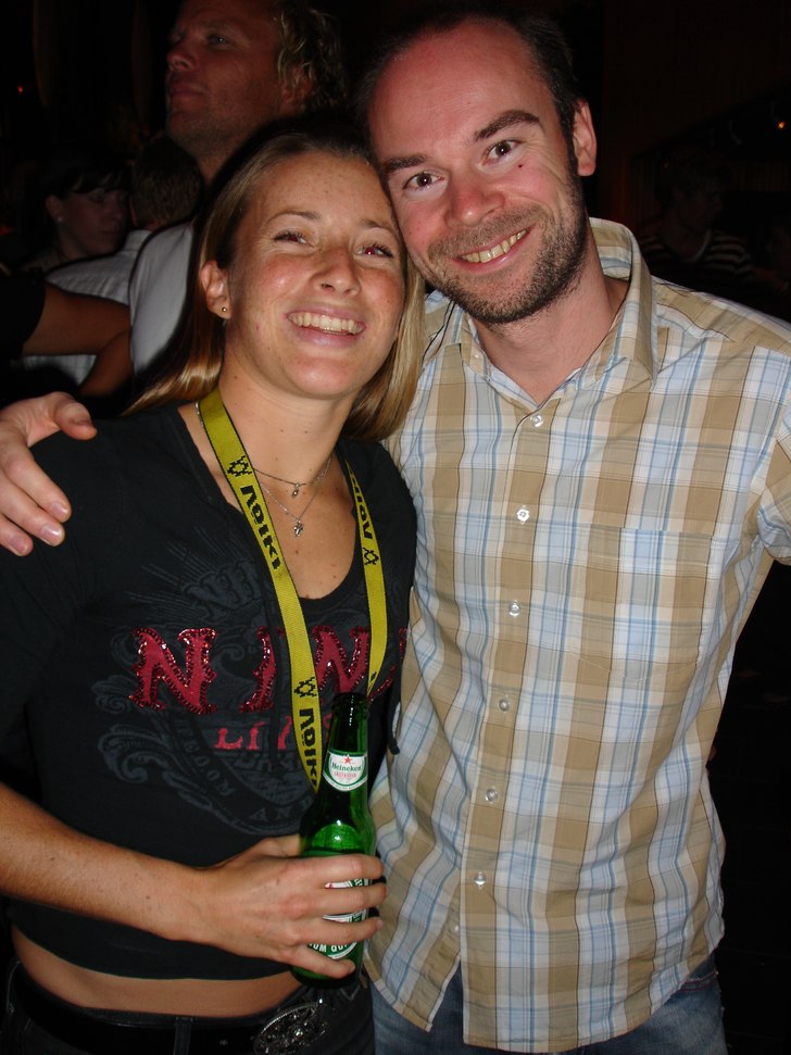 Foto: Stefan Brodén. Åkare:  Völkls Karolina Ekman & Simon Winbladh njöt av sällskapet, filmen & bärsen.