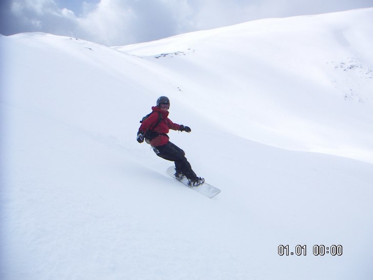 Obeskrivligt underbart puderåk i orörd snö. Foto: Elin Persson. Åkare: Karin Stenvall.