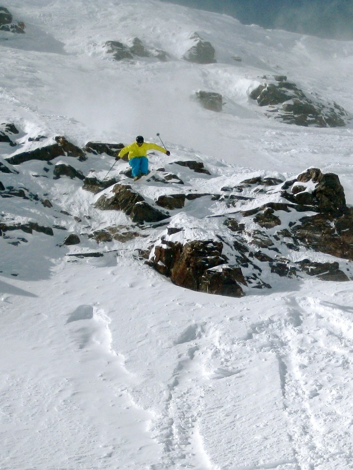 Testar ett drop i Lake Chutes en vindig dag.. Foto: Christoffer Schack. Åkare: Henrik Petersson.
