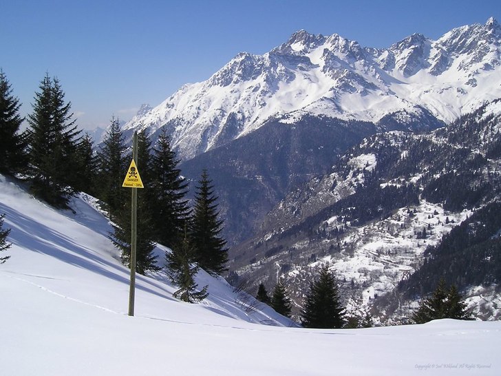 En Danger-skylt står vid ett stup i Off-pist-trak. Foto: Joel Wiklund.