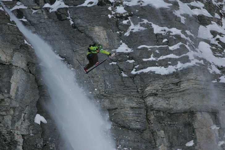 Foto: Freeride Association. Åkare: Sverre i en (ofrivillig?) duffy utför en klippa. Tidlöst!.