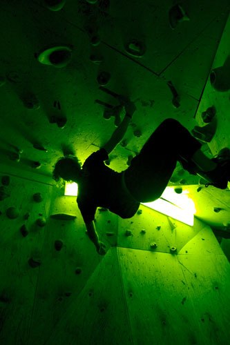 Boulder i grottan :D. Foto: Gustav Modeér Wiking. Åkare: Wille Skoglund.