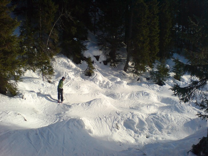 Pontus en bit ner i Ravinen.. Foto: Tobias Lindberg. Åkare: Pontus Dahn.