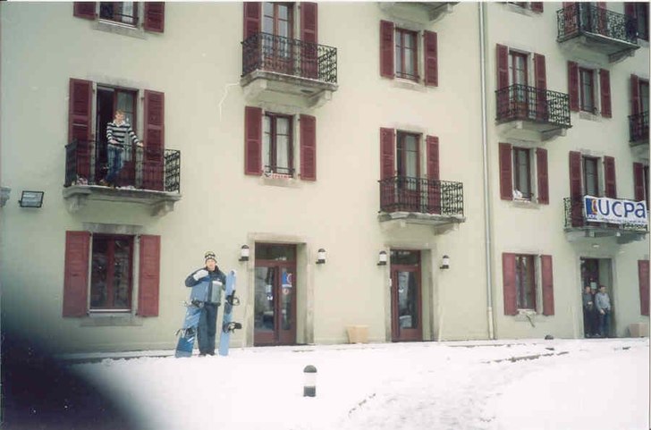Jag med Peters å min snowboard utan för UCPA. Foto: Peter. Åkare: Jag.