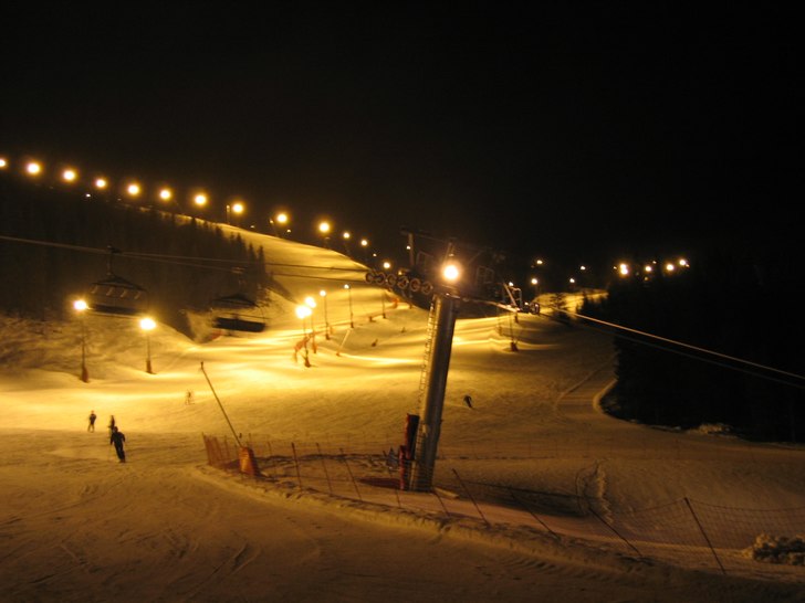 Kvällsåkning i Hemsedal. Vy från basområdet.. Foto: Robert Johansson.