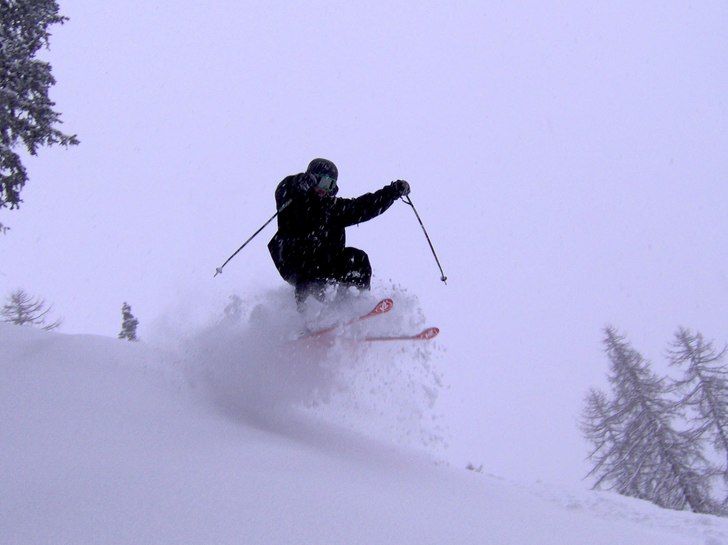 ett litet skutt. puder är skoj!. Foto: Hannes Tomani. Åkare: Andreas Nyberg.
