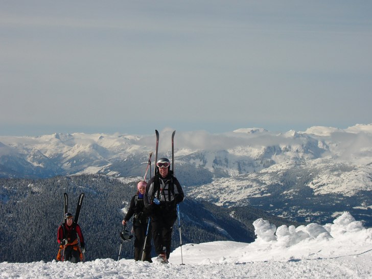 en liten hike upp till toppen av flute bowl . Foto: andreas olsson. Åkare: mats johansson,johanna roth,kenneth blom.