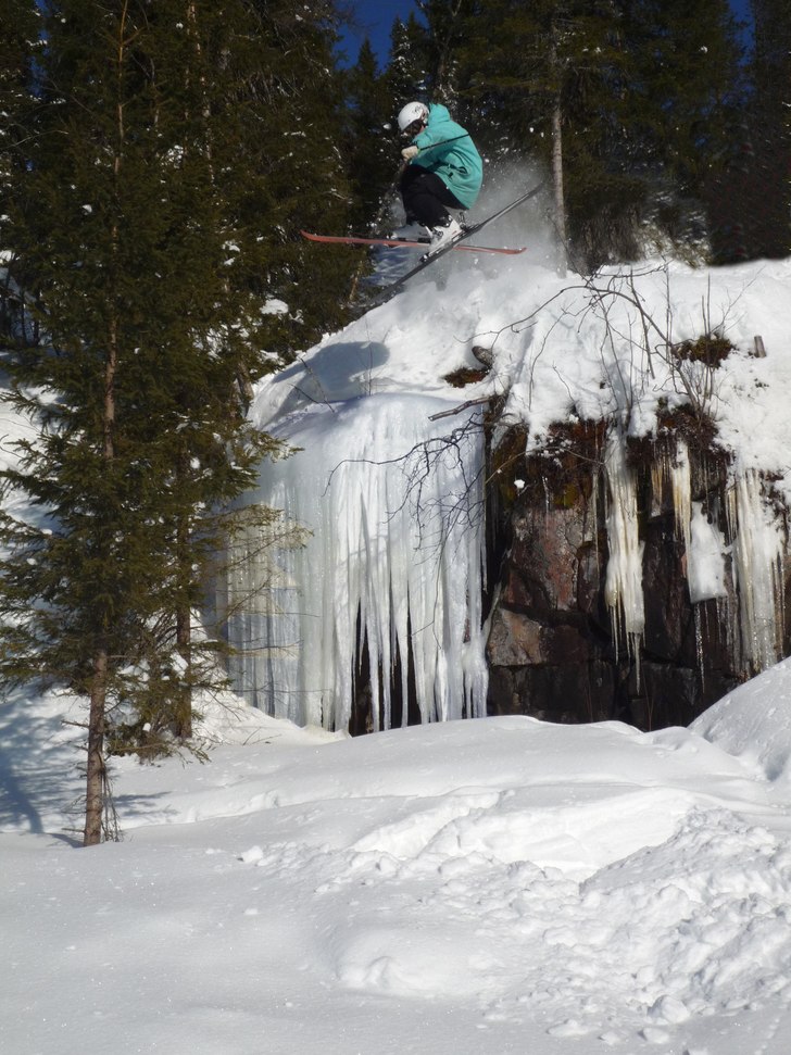 gör en 180 ner för ett drop i kåbban. Foto: Martin Perttu. Åkare: Elias Henderson.