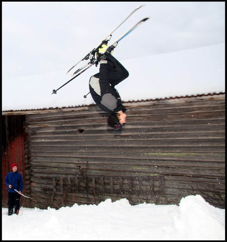 Backflip i ganska litet hemmabyggt hopp. Foto: Sven Bogg. Åkare: Niklas Bogg.
