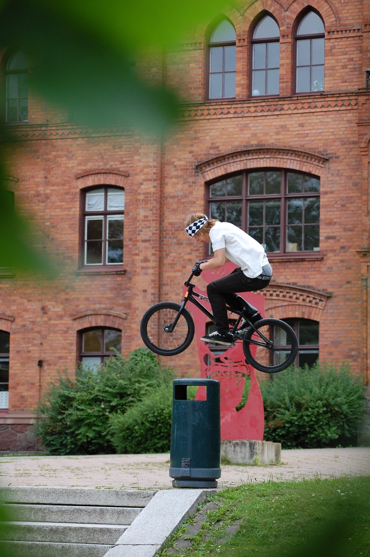 Behind the bushes, hoppet utfördes från själva . Foto: Simon Lindberg. Åkare: Henrik Westlund.