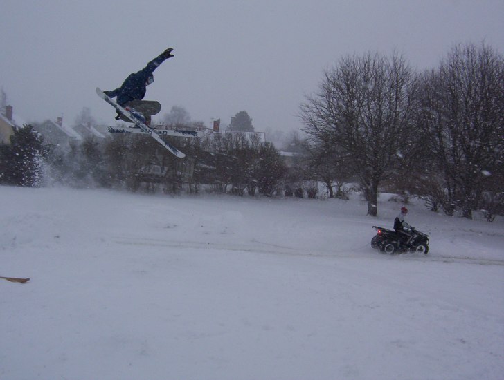 Hehe, drog fart me 4-hjulingen i lekparken (Kotten. Foto: Kocken. Åkare: Robin.