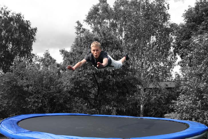 En frontflip-superman på trampolinen! :). Foto: Mattias Vogel. Åkare: Tobias Vogel.