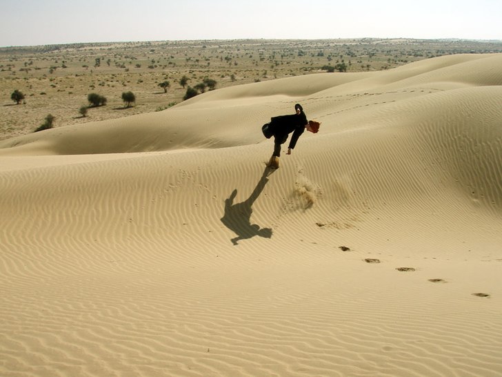 Freeride på dynerna. Ett försök att stilla skid. Foto: Jakob Wallin. Åkare: Jesper Brodersen.