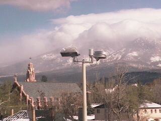 Nere på stan kikar upp mot bergen. Foto: jeppe nilsson.