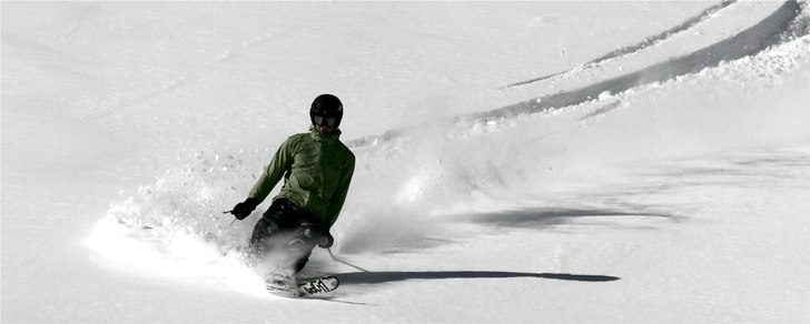Jonathan åker offpist med sina mittmonterade skid. Foto: Christoffer Engström. Åkare: Jonathan Ekström.