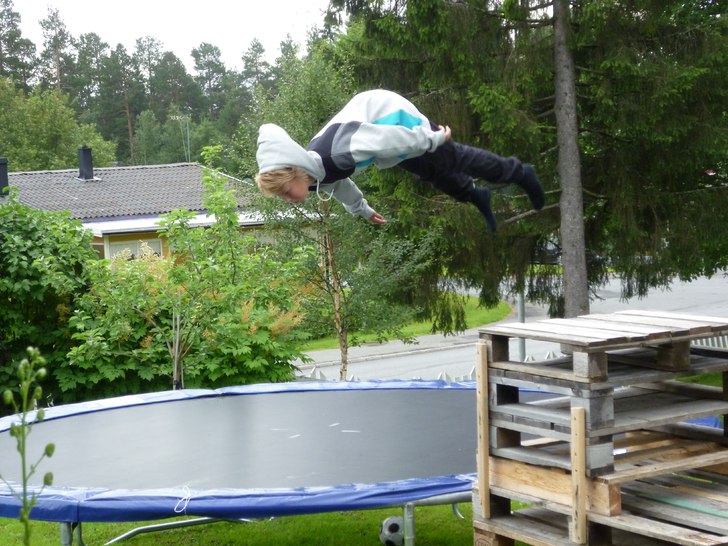 hoppa studsmatta. Foto: karolin edfalk. Åkare: rasmusedfalk.