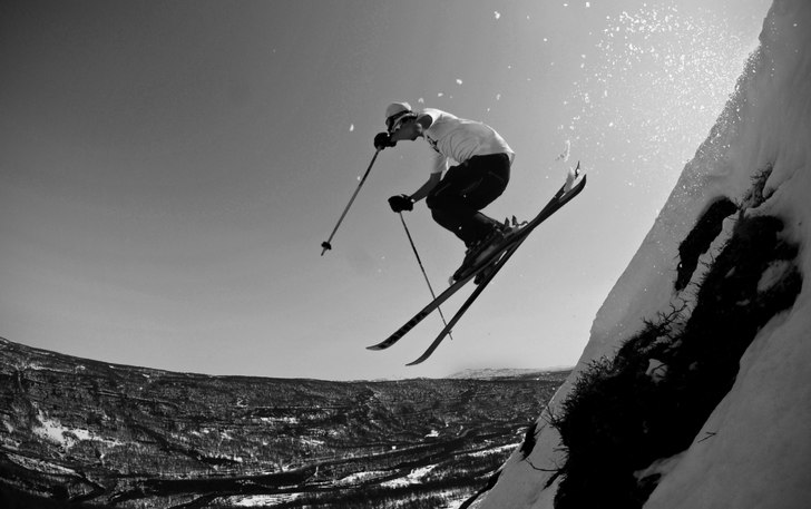 Slaskig vårskidåkning till sin spets!. Foto: Erik Hammarsten. Åkare: Petter Elfsberg.