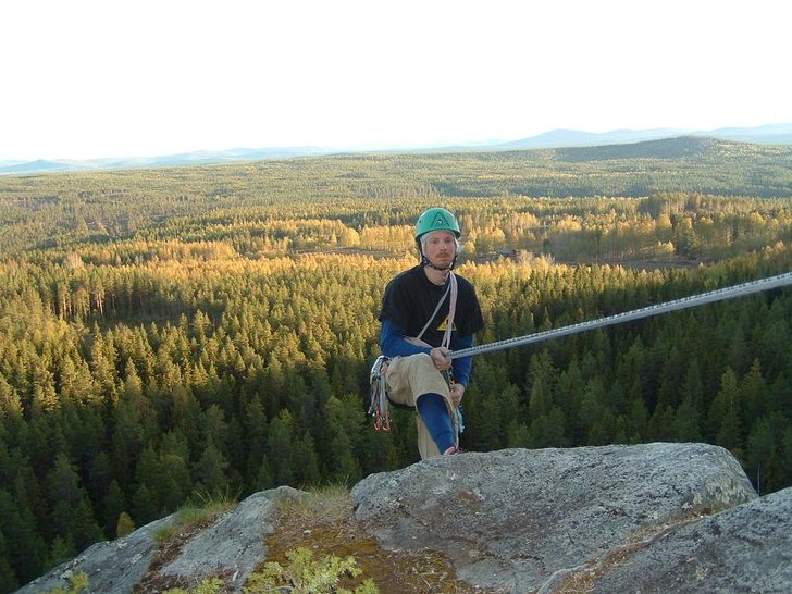 Pudde firar från toppen av klippan. Foto: Christer Bjuhr. Åkare: Pudde Hansson.