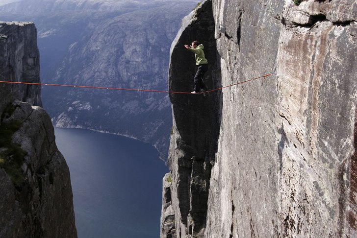 Världens högsta slackline, 1000 meter över fjor. Foto: Fredrik Schenholm. Åkare: Christian Schou.