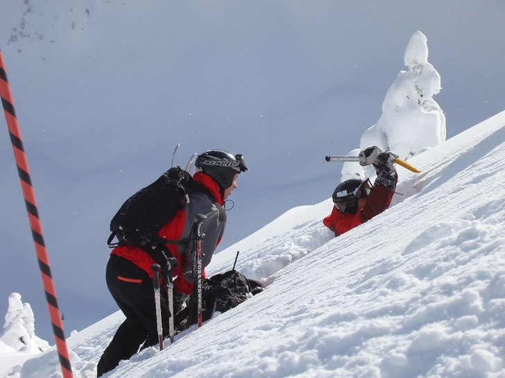 Safety first! Måste kolla om snön sitter innnan . Foto: Annika Behr. Åkare: Anders och Craig.