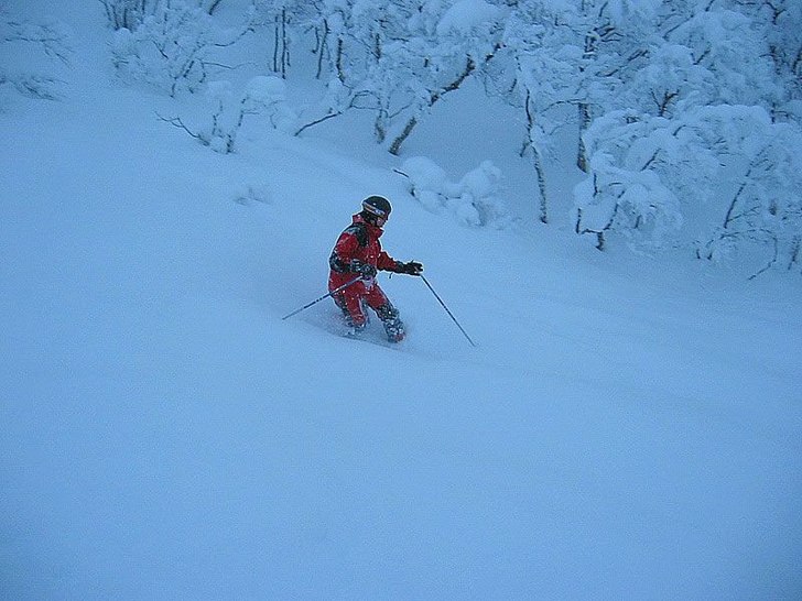 En röd PJ under blåa timmen i Kittefjäll.. Foto: Janne Storfält. Åkare: Peter (PJ) Johansson.