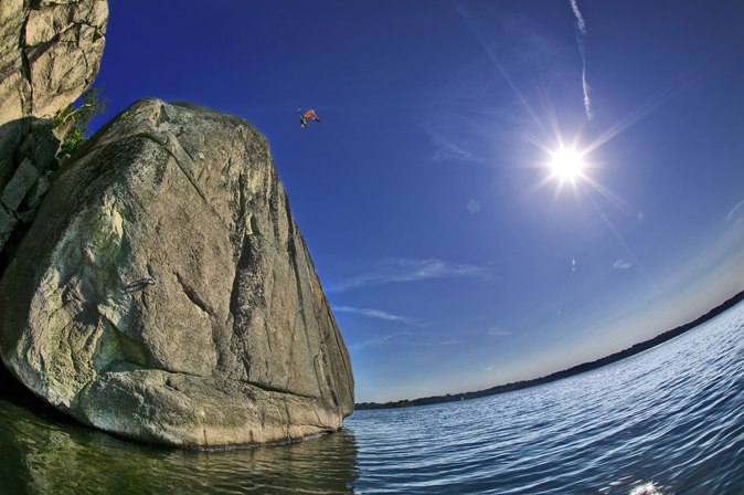 Simon kastar sig ut i en målbergare på 14 meters. Foto: Niclas Magnusson. Åkare: Simon Turesson.
