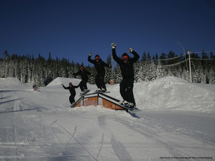 Känner lite på en av railsen. Foto: Johan Bjerker. Åkare: Andreas Wittberg.