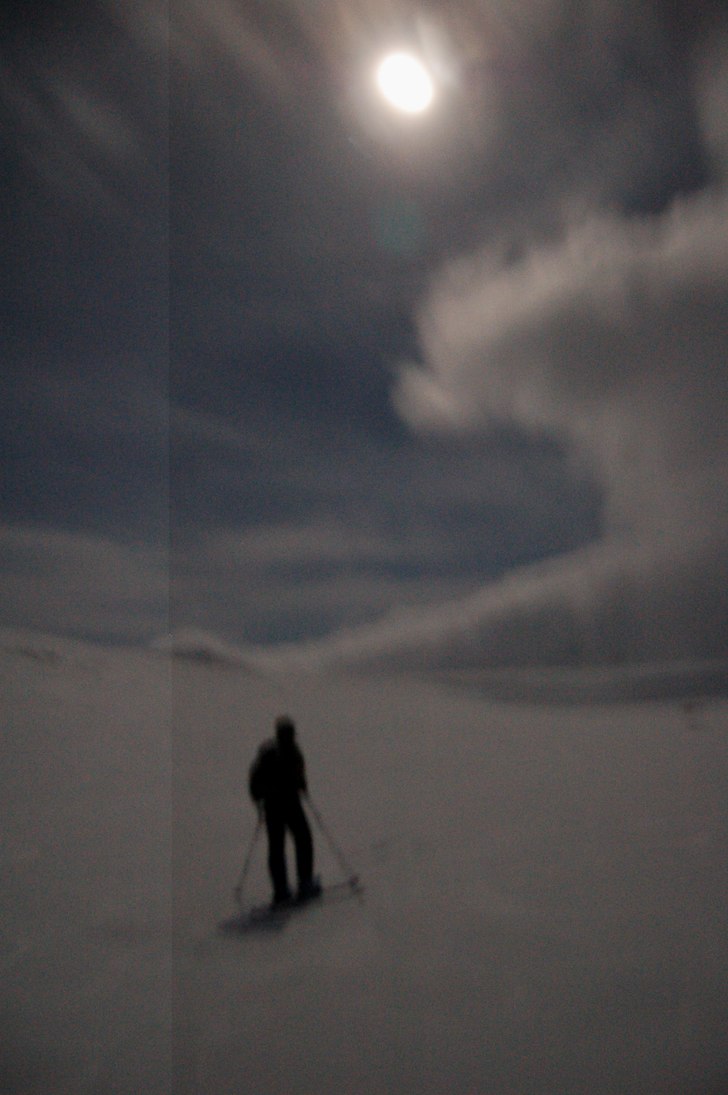 Månsken i letandet av tältet. Foto: Kaj Söderin. Åkare: Niklas.