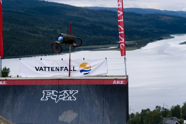 Fet höjd.. Foto: Simon Berggren. Åkare: John Alm Högman.