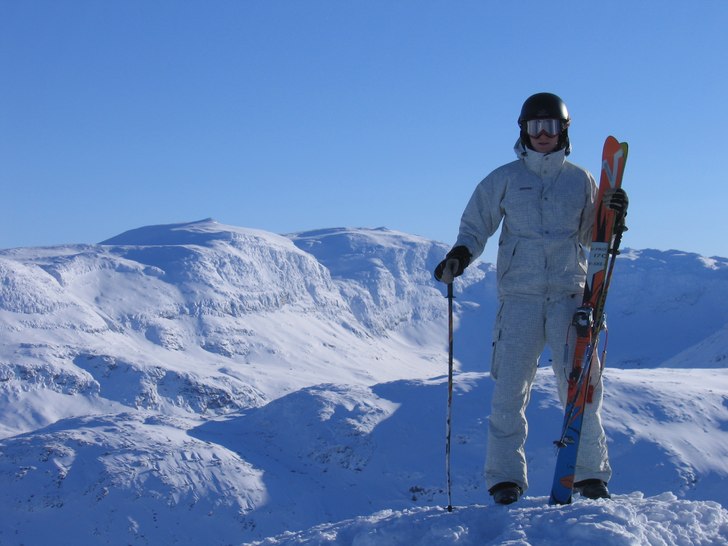 Jag på toppen av Nordalsfjället. I bakgrunden se. Foto: Viktor Engström. Åkare: Oskar Eriksson.