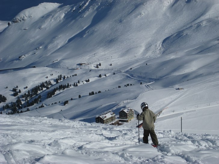 8-årig son åker lössnö en solig dag i Grindelw. Foto: Daniel Attström. Åkare: Kalle Attström.