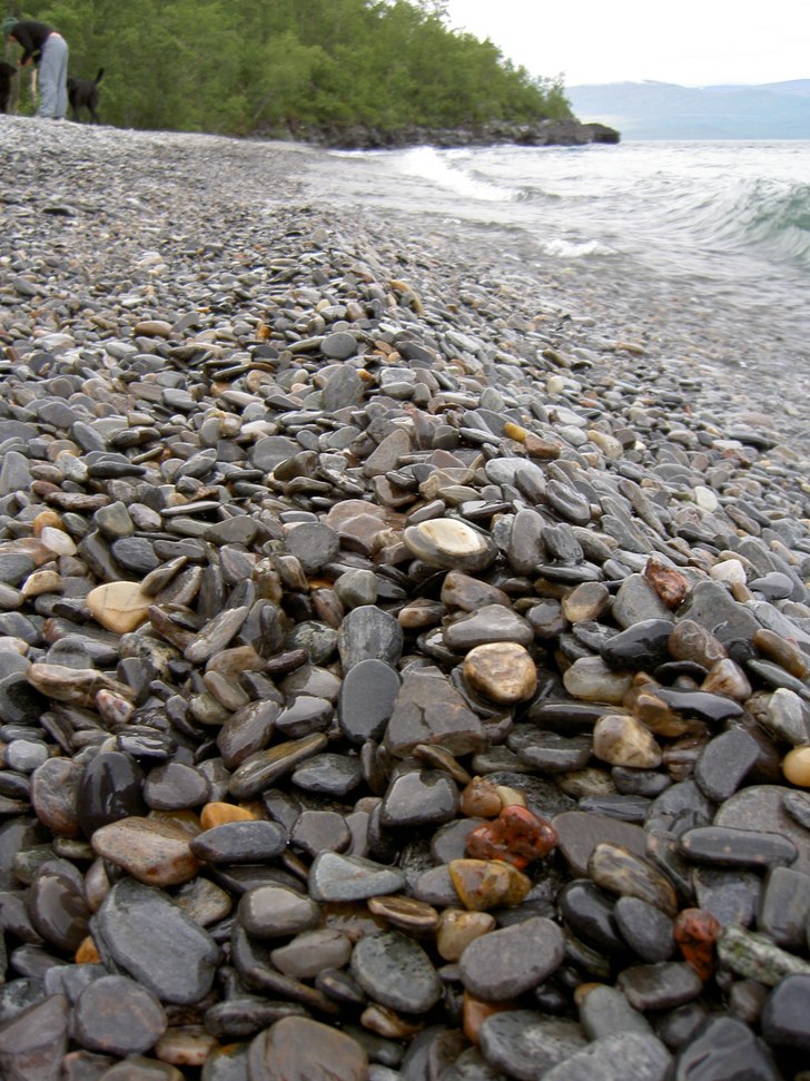 Emma å Anna på den årliga stenplockar rundan vi. Foto: Emma Karvonen.