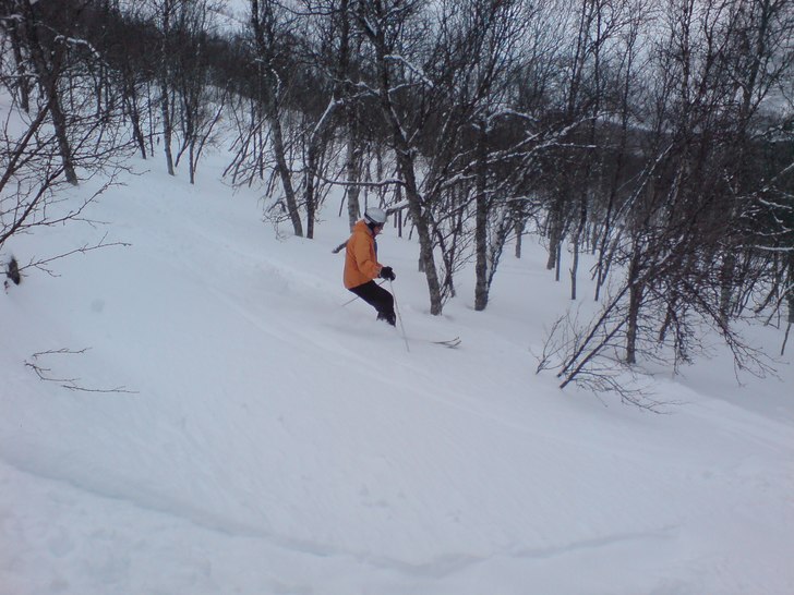 Om man kör på 160 slalomcarver i puder, så är . Foto: Gert Anderzen. Åkare: Gunnar Bergström.