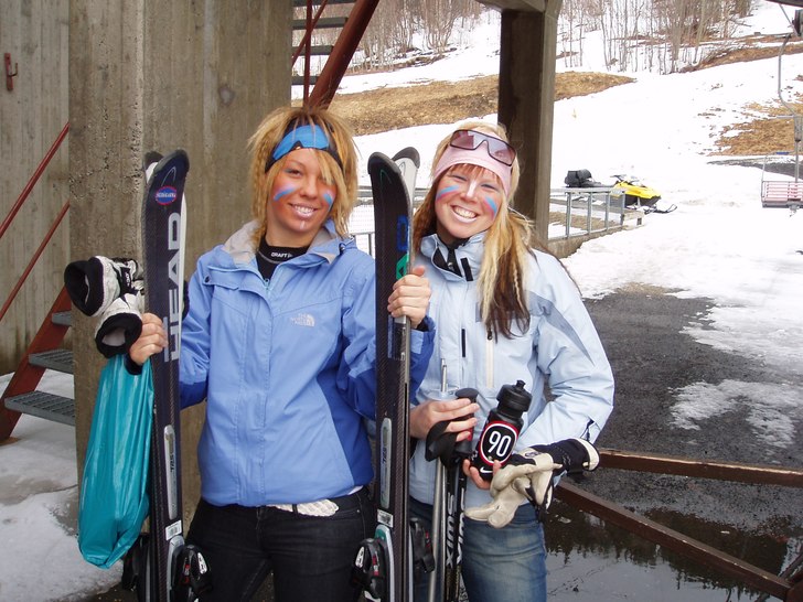 På väg ut i backen på långfredagen. Om du möt. Åkare: Lotti & Jenny.