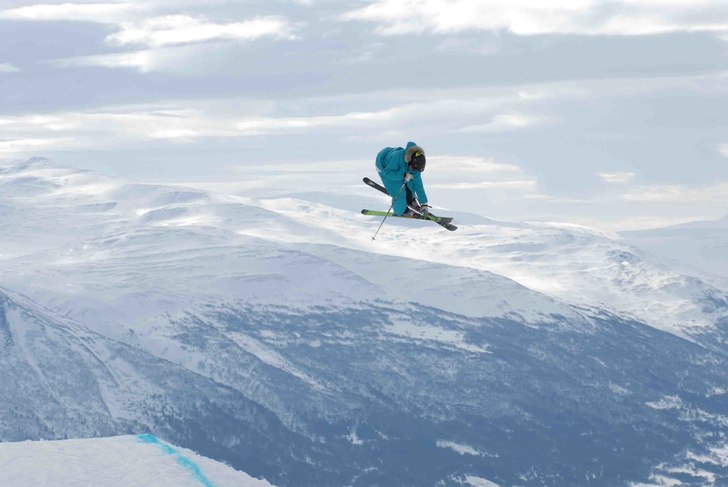 från högra hoppet till den vänstra landningen. Åkare: Toffe mattsson.