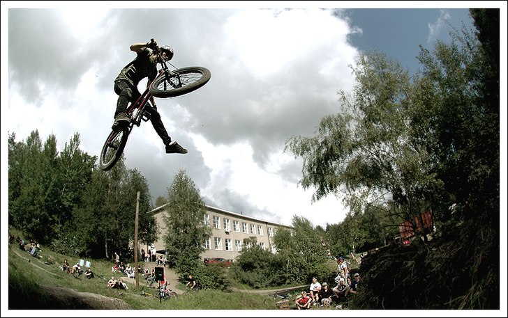 Släpper en hand, släpper en fot.
Under dirttäv. Foto: Peter Riiga. Åkare: Morgan Larsson.