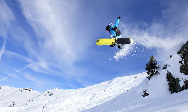 Victor skickar en fet method ut från en klippa.