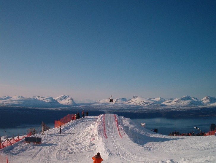 Da Gatering i Narvik april 2003. Be there april 20. Foto: Gunnar Zahl. Åkare: Skier unknown.