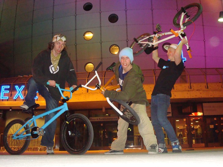 Posers in globen. Foto: Patrik Fernströms Kamera Timer. Åkare: Patrik F, Olle L, Mikael H.