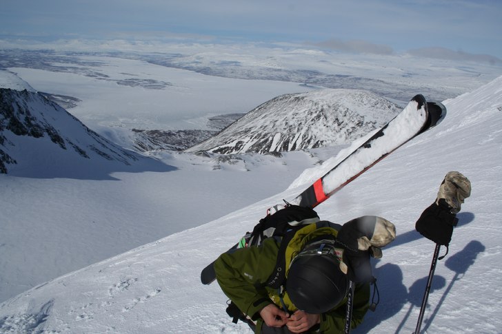 På vägen upp till Akkas topp. Foto: Johan Pettersson.