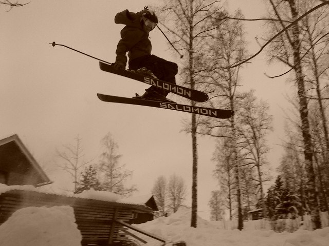 petter hoppar högt i ett hemma gjort hopp. Foto: oscar pellesgård. Åkare: petter engdahl.