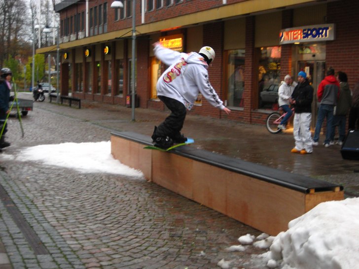 Fucking Åmål rail jam!. Foto: Jakob Ovall. Åkare: Jens Almskog.